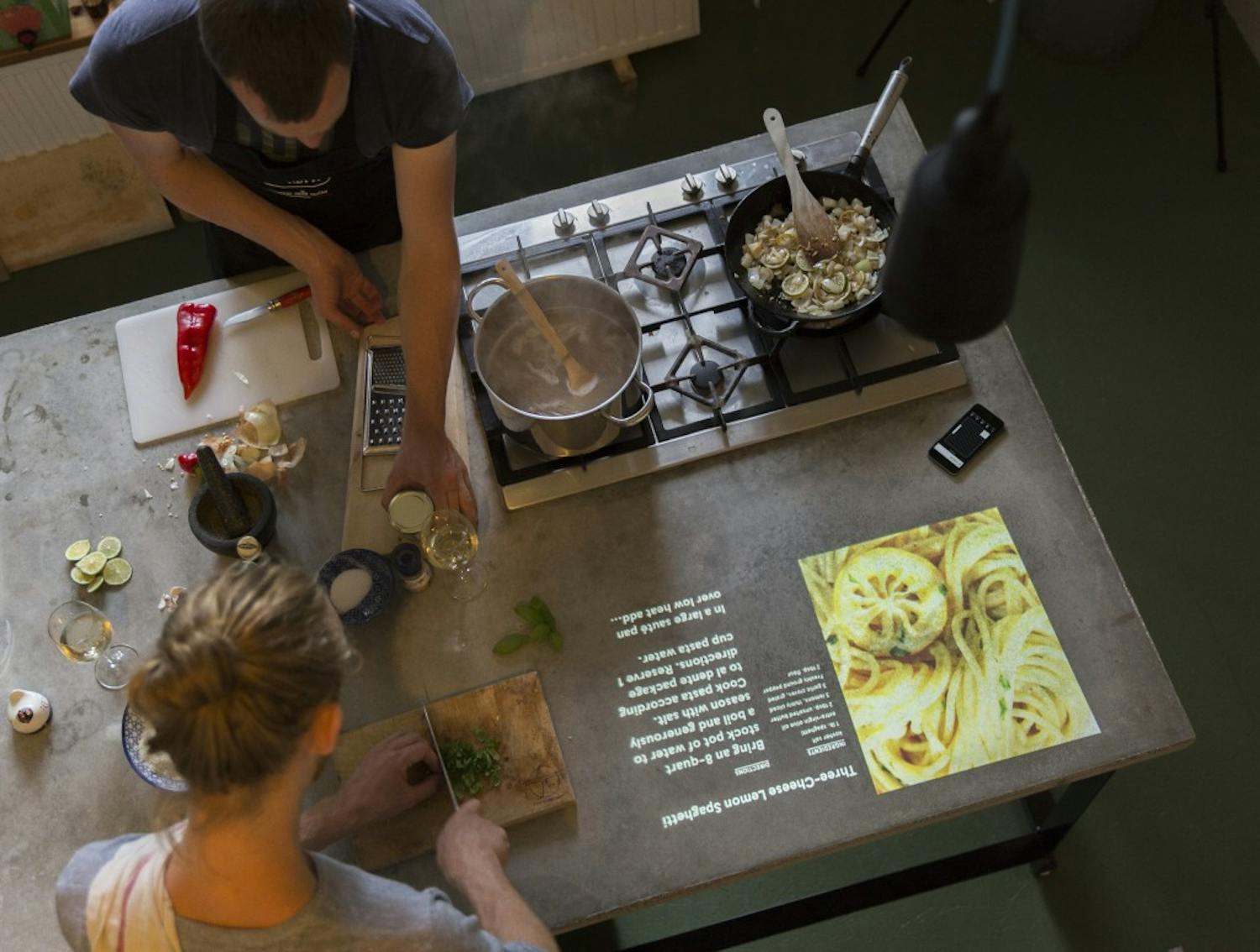 Beam-projektor viser oppskrift på kjøkkenbordet